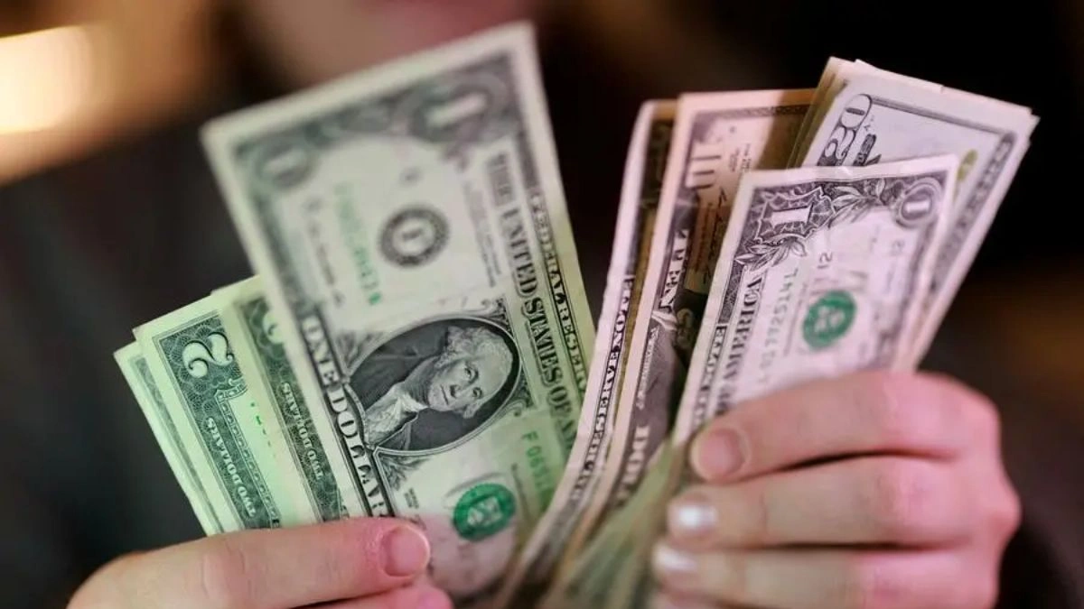 Canadian Dollar Edges Higher as Markets Watch Iran Deadline and Economic Signals